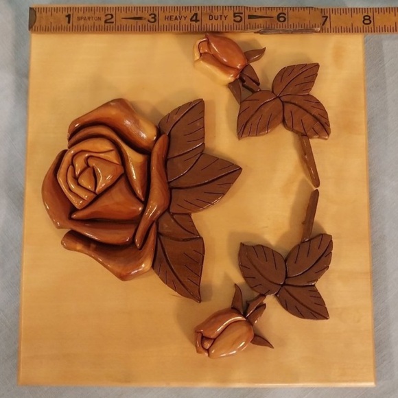 VINTAGE ‘08🌹 HANDCRAFTED RED CEDAR WOOD MOSAIC ROSE DESIGN INTARSIA WALL HANGING - Picture 3 of 5